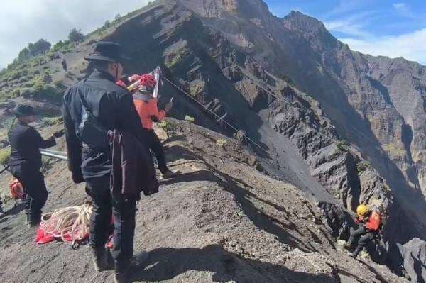 Pendaki Brazil Tewas di Gunung Rinjani, SAR Fokus Angkat Jenazah dari Jurang Hari Ini Pendaki Brazil Tewas di Gunung Rinjani, SAR Fokus Angkat Jenazah dari Jurang Hari Ini