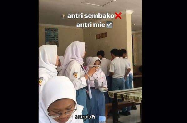 Evandra Florasta Traktir Teman Sekolahnya Makan Mie Setelah Antar Timnas Indonesia U-17 Lolos Piala Dunia U-17 2025 Evandra Florasta Traktir Teman Sekolahnya Makan Mie Setelah Antar Timnas Indonesia U-17 Lolos Piala Dunia U-17 2025