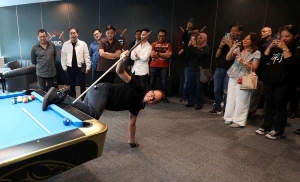 Diundang PB POBSI, Juara Dunia Biliar Florian Kohler Langsung Pamer Trickshot Diundang PB POBSI, Juara Dunia Biliar Florian Kohler Langsung Pamer Trickshot