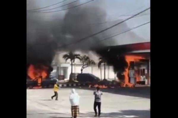Viral Kebakaran SPBU di Pidie Aceh, Dispenser BBM dan Mobil Pikap Hangus Dilahap Api Viral Kebakaran SPBU di Pidie Aceh, Dispenser BBM dan Mobil Pikap Hangus Dilahap Api