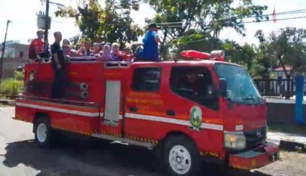 Serunya Murid TK Diajak Keliling Kota Naik Mobil Damkar di Sinjai, Edukasi Tanggap Kebakaran Serunya Murid TK Diajak Keliling Kota Naik Mobil Damkar di Sinjai, Edukasi Tanggap Kebakaran