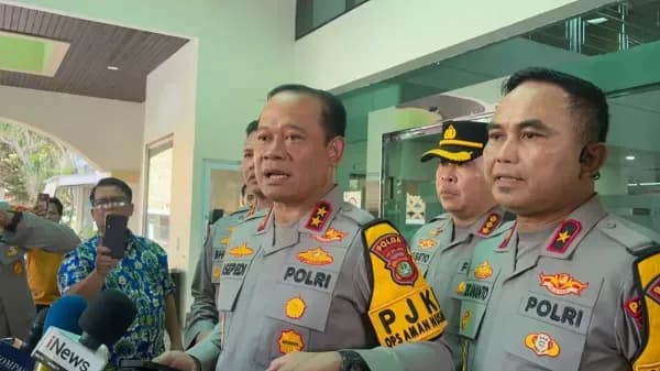 Kapolda Metro Jaya Pimpin Langsung Olah TKP Ledakan di SMAN 72 Jakarta Kapolda Metro Jaya Pimpin Langsung Olah TKP Ledakan di SMAN 72 Jakarta
