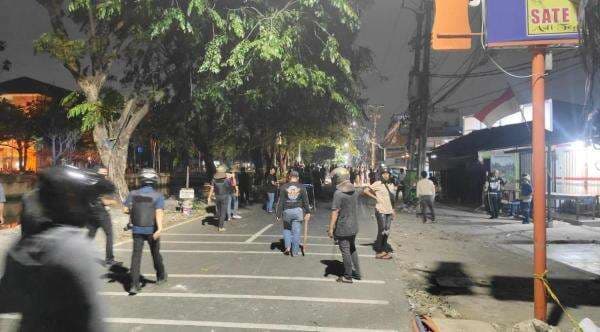 Massa Tak Dikenal Serang Polres Metro Bekasi, Polisi Tembakan Gas Air mata Massa Tak Dikenal Serang Polres Metro Bekasi, Polisi Tembakan Gas Air mata