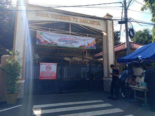 Hari Pertama PTM di SMAN 72, Gerbang Sekolah Dijaga Prajurit TNI AL Hari Pertama PTM di SMAN 72, Gerbang Sekolah Dijaga Prajurit TNI AL
