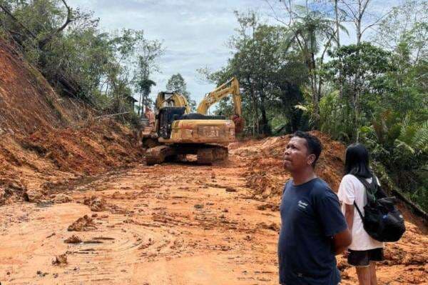 Alat Berat Dikerahkan Buka Akses Darat di Jalur Perbatasan Taput-Tapteng Alat Berat Dikerahkan Buka Akses Darat di Jalur Perbatasan Taput-Tapteng