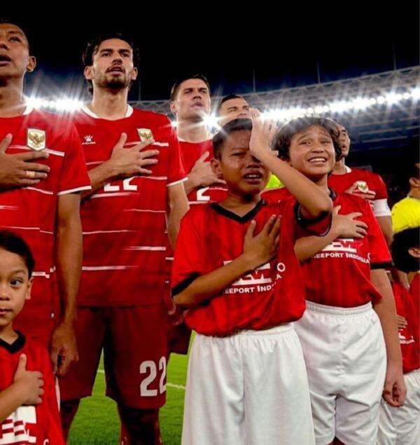 Momen Haru Nathan Tjoe-A-On Peluk Player Escort yang Menangis Saat Menyanyikan Lagu Indonesia Raya Momen Haru Nathan Tjoe-A-On Peluk Player Escort yang Menangis Saat Menyanyikan Lagu Indonesia Raya