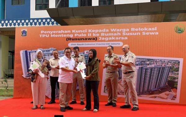Pramono Serahkan Kunci Rusun Jagakarsa ke Warga Eks TPU Menteng Pulo II, Sewa Gratis 6 Bulan Pramono Serahkan Kunci Rusun Jagakarsa ke Warga Eks TPU Menteng Pulo II, Sewa Gratis 6 Bulan