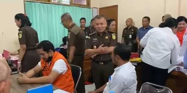 AKBP Fajar, Eks Kapolres Ngada Diserahkan ke Kejari Kota Kupang atas Kasus Kejahatan Seksual Anak AKBP Fajar, Eks Kapolres Ngada Diserahkan ke Kejari Kota Kupang atas Kasus Kejahatan Seksual Anak