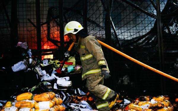 Kebakaran Pasar Induk Kramat Jati, Api Diduga dari Kios Plastik Kebakaran Pasar Induk Kramat Jati, Api Diduga dari Kios Plastik