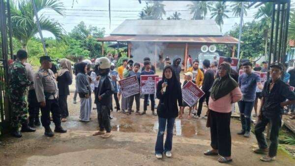 Aktivitas Pertambangan PT TMM Diprotes Warga Kolaka Utara, TNI-Polri Lakukan Pengawalan Aktivitas Pertambangan PT TMM Diprotes Warga Kolaka Utara, TNI-Polri Lakukan Pengawalan