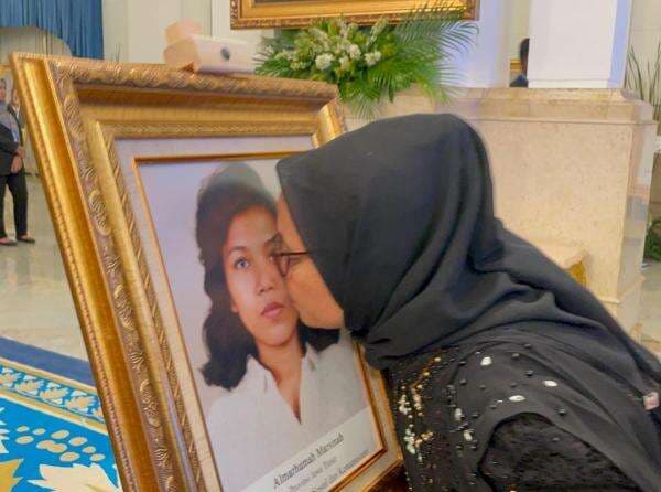 Marsinah Pahlawan Nasional, Sang Adik Menangis dan Cium Foto Kakak di Istana Marsinah Pahlawan Nasional, Sang Adik Menangis dan Cium Foto Kakak di Istana