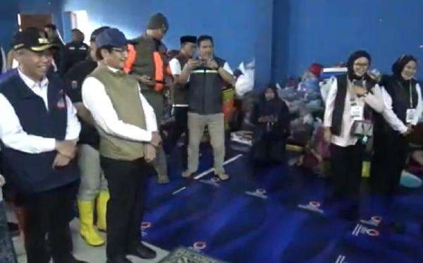 Menag Kunjungi Korban Longsor Cisarua, Pastikan Masjid Pulih Sebelum Ramadhan Menag Kunjungi Korban Longsor Cisarua, Pastikan Masjid Pulih Sebelum Ramadhan