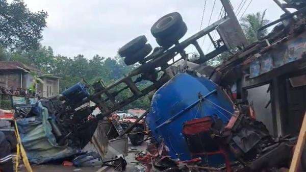 Truk Tangki Maut Tabrak Sejumlah Mobil dan Warung di Purworejo, Diduga akibat Rem Blong Truk Tangki Maut Tabrak Sejumlah Mobil dan Warung di Purworejo, Diduga akibat Rem Blong