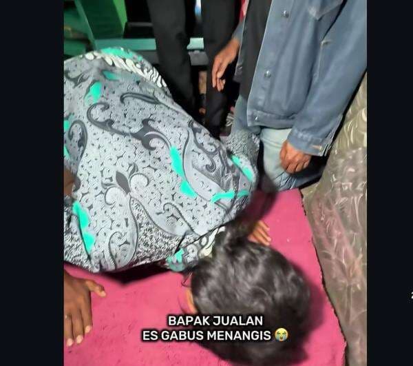 Viral Kakek Penjual Es Gabus Menangis dan Sujud Syukur Dihadiahi Umrah Gratis Viral Kakek Penjual Es Gabus Menangis dan Sujud Syukur Dihadiahi Umrah Gratis