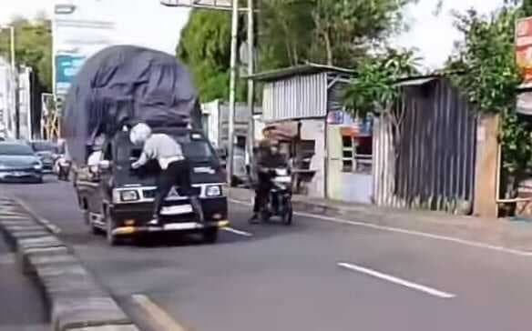 Jadi Begini Kronologi Viral Petugas Dishub Depok Menempel di Depan Mobil Pikap Jadi Begini Kronologi Viral Petugas Dishub Depok Menempel di Depan Mobil Pikap