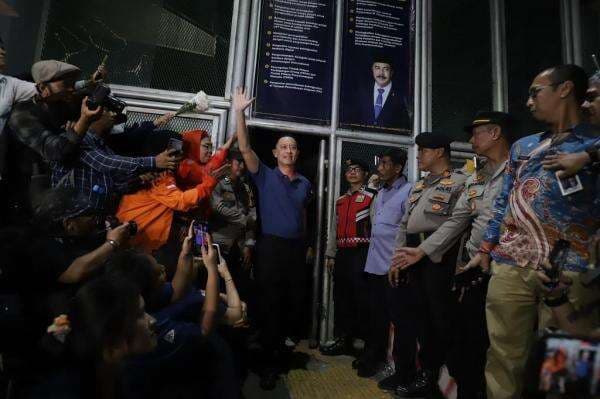 Tom Lembong Bebas Lewat Abolisi Presiden, Ucapkan Terima Kasih ke Prabowo dan DPR Tom Lembong Bebas Lewat Abolisi Presiden, Ucapkan Terima Kasih ke Prabowo dan DPR