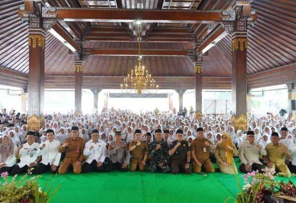 Hebat! 5.035 Santri di Mojokerto Lulus Tahfidz Alquran, Jadi Generasi Berakhlak Mulia Hebat! 5.035 Santri di Mojokerto Lulus Tahfidz Alquran, Jadi Generasi Berakhlak Mulia