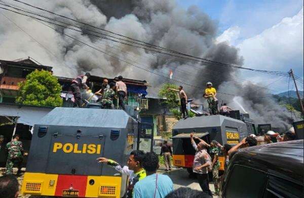 Saat Personel Polri-TNI Sinergi Berjibaku Padamkan Api di Kompleks Kodam Lama Jayapura Saat Personel Polri-TNI Sinergi Berjibaku Padamkan Api di Kompleks Kodam Lama Jayapura