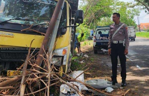Kecelakaan di Lamongan Hari Ini Truk Oleng Tabrak Pikap dan Motor Kecelakaan di Lamongan Hari Ini Truk Oleng Tabrak Pikap dan Motor