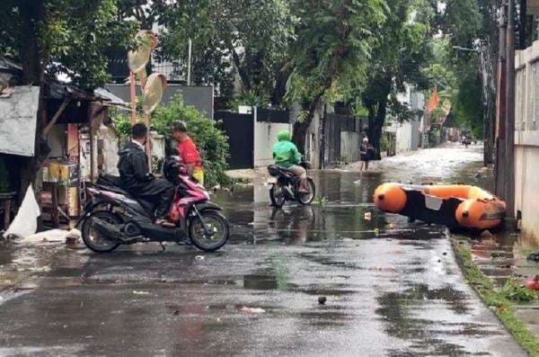 Perjuangan Kurir Terobos Banjir di Jakarta, Antar Paket agar Tak Kena Suspend Perjuangan Kurir Terobos Banjir di Jakarta, Antar Paket agar Tak Kena Suspend