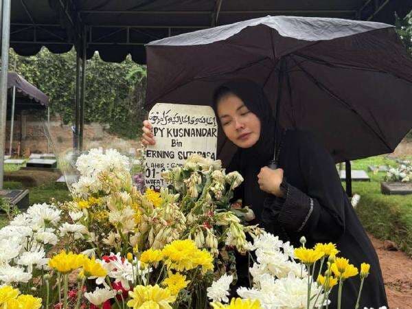 Tak Penuhi Wasiat Epy Kusnandar Dimakamkan di Garut, Begini Kata Karina Ranau Tak Penuhi Wasiat Epy Kusnandar Dimakamkan di Garut, Begini Kata Karina Ranau