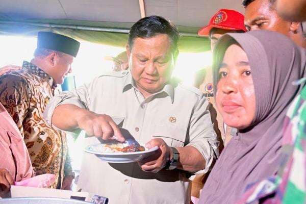 Momen Prabowo Cicipi Masakan Dapur Umum di Posko Korban Banjir Bireuen Aceh Momen Prabowo Cicipi Masakan Dapur Umum di Posko Korban Banjir Bireuen Aceh