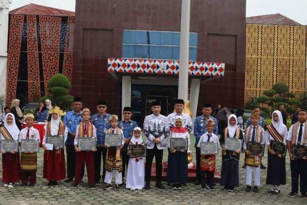 Hari Guru Nasional dan HUT PGRI Ke-79 Tahun 2024, Bupati Adipati Serahkan Berbagai Apresiasi Hari Guru Nasional dan HUT PGRI Ke-79 Tahun 2024, Bupati Adipati Serahkan Berbagai Apresiasi