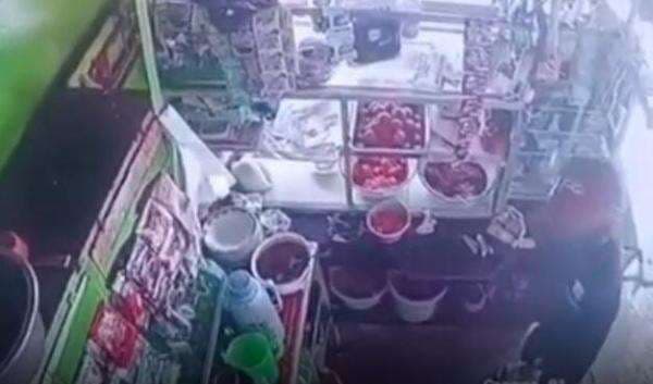Terekam CCTV, Pria Pasuruan Curi Uang Rp4 Juta di Warung Nasi untuk Bayar Wi-Fi Terekam CCTV, Pria Pasuruan Curi Uang Rp4 Juta di Warung Nasi untuk Bayar Wi-Fi
