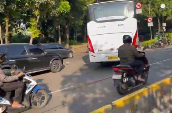 Jalan Depan DPR Arah ke Slipi Masih Ditutup, Kendaraan Dialihkan Jalan Depan DPR Arah ke Slipi Masih Ditutup, Kendaraan Dialihkan