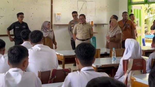 Wali Kota Bukittinggi: Gembok Gerbang SMAN 5 Rugikan Anak Didik, Mari Cari Solusi Bersama Wali Kota Bukittinggi: Gembok Gerbang SMAN 5 Rugikan Anak Didik, Mari Cari Solusi Bersama