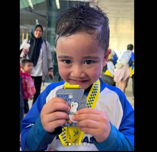 4 Potret Gemas Rayyanza Ikutan Lomba Marathon Kids, Pamer Medali! 4 Potret Gemas Rayyanza Ikutan Lomba Marathon Kids, Pamer Medali!