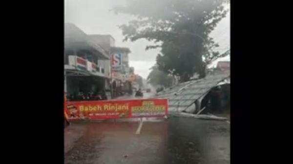 Rumah Makan di Cilacap Porak-poranda Diterjang Angin Kencang Rumah Makan di Cilacap Porak-poranda Diterjang Angin Kencang