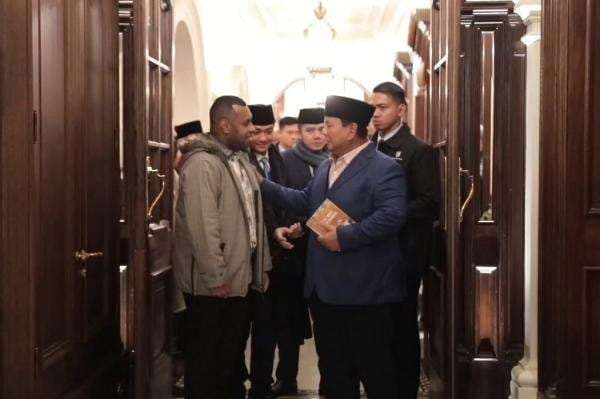 Bertemu Prabowo di London, Mahasiswa asal Papua Ini Berikan Buku Karyanya Bertemu Prabowo di London, Mahasiswa asal Papua Ini Berikan Buku Karyanya
