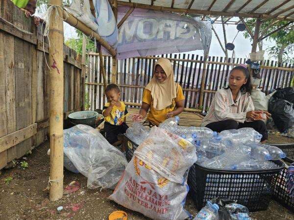 Bank Sampah Tanjungpakis, Harapan Ibu Nelayan Merajut Tabungan Masa Depan Bank Sampah Tanjungpakis, Harapan Ibu Nelayan Merajut Tabungan Masa Depan