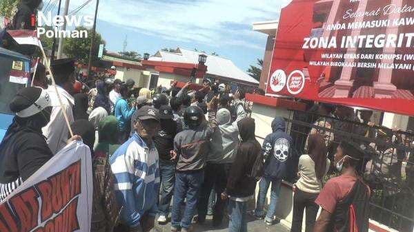 Polres Polman Amankan Aksi Unjuk Rasa Aliansi Masyarakat Passairang di PN Polewali dan DPRD Polman Polres Polman Amankan Aksi Unjuk Rasa Aliansi Masyarakat Passairang di PN Polewali dan DPRD Polman