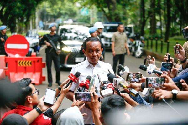 Tanggapi Isu Menteri Ditegur Prabowo, Bahlil: Sesama Bis Kota Jangan Mendahului! Tanggapi Isu Menteri Ditegur Prabowo, Bahlil: Sesama Bis Kota Jangan Mendahului!