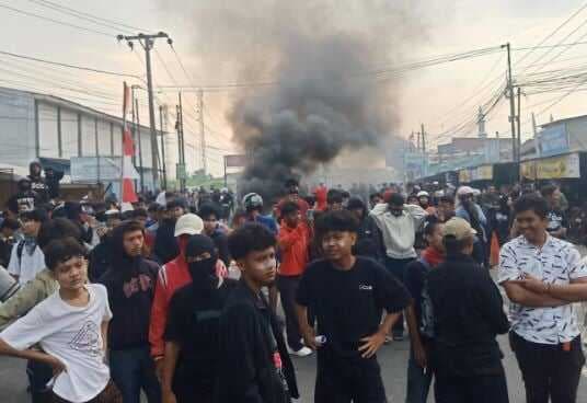Demo Solidaritas Ojol Affan di Polres Karawang Ricuh! Massa Lempar Petasan Demo Solidaritas Ojol Affan di Polres Karawang Ricuh! Massa Lempar Petasan