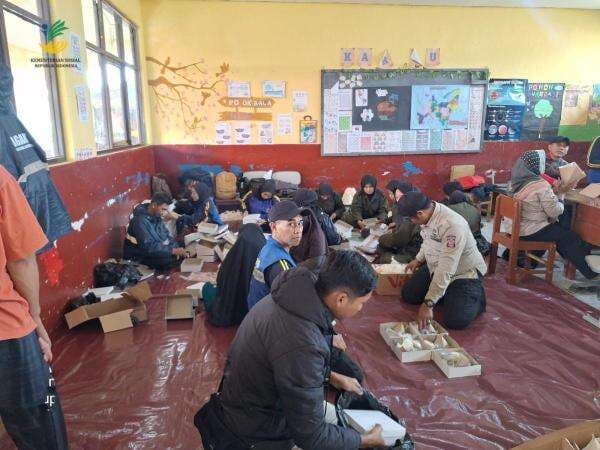 4.500 Porsi Makanan Disiapkan untuk Pengungsi Longsor Bandung Barat 4.500 Porsi Makanan Disiapkan untuk Pengungsi Longsor Bandung Barat