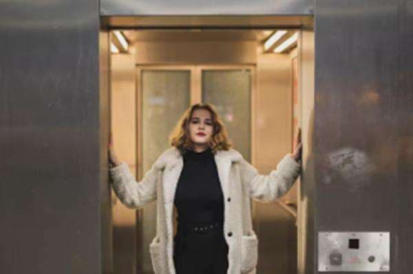 Prompt Gemini AI Foto di Lift dan Studio Sendiri, Yuk Ketahui! Prompt Gemini AI Foto di Lift dan Studio Sendiri, Yuk Ketahui!