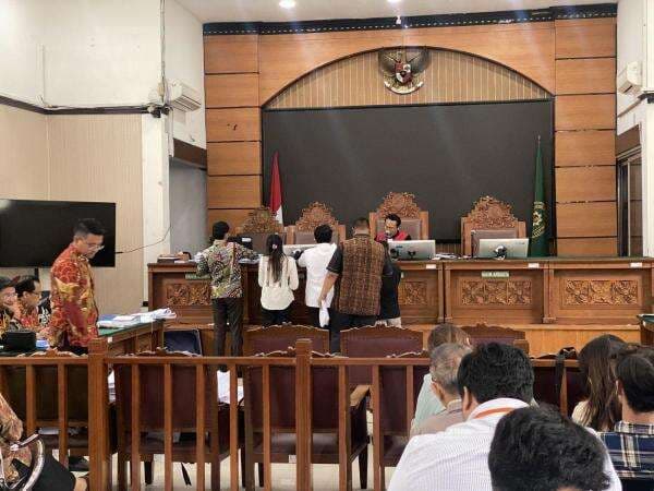 Hotman Paris Pimpin Kubu Nadiem Serahkan Tumpukan Bukti ke Hakim di Sidang Praperadilan Hotman Paris Pimpin Kubu Nadiem Serahkan Tumpukan Bukti ke Hakim di Sidang Praperadilan