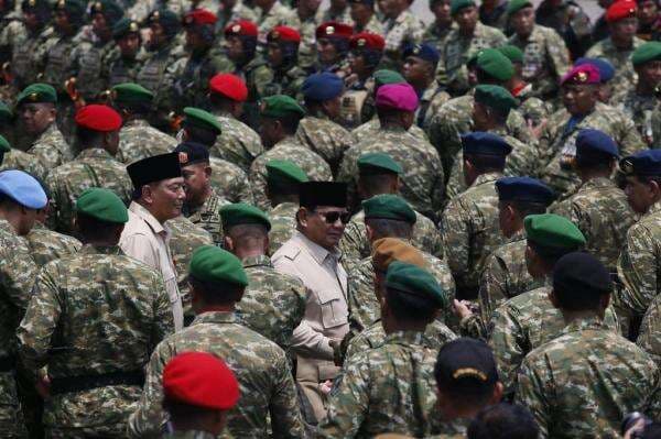 Momen Hangat Prabowo Salami Para Prajurit usai Upacara HUT ke-80 TNI Momen Hangat Prabowo Salami Para Prajurit usai Upacara HUT ke-80 TNI