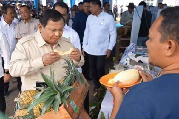 Momen Prabowo Cicip Buah dan Susu sebelum Deklarasi Swasembada Beras di Karawang Momen Prabowo Cicip Buah dan Susu sebelum Deklarasi Swasembada Beras di Karawang
