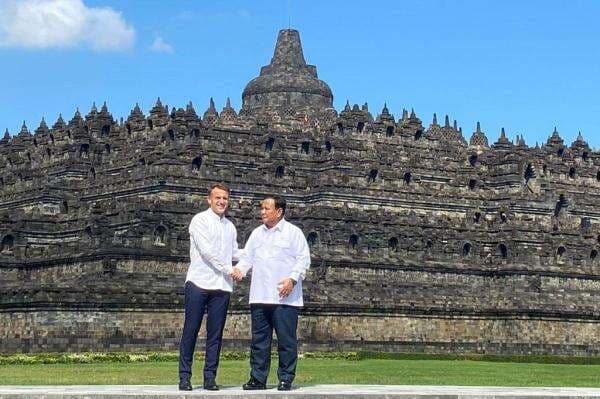 Fadli Zon Ceritakan Pengalaman Seru Prabowo dan Macron di Stupa Teratas Candi Borobudur Fadli Zon Ceritakan Pengalaman Seru Prabowo dan Macron di Stupa Teratas Candi Borobudur