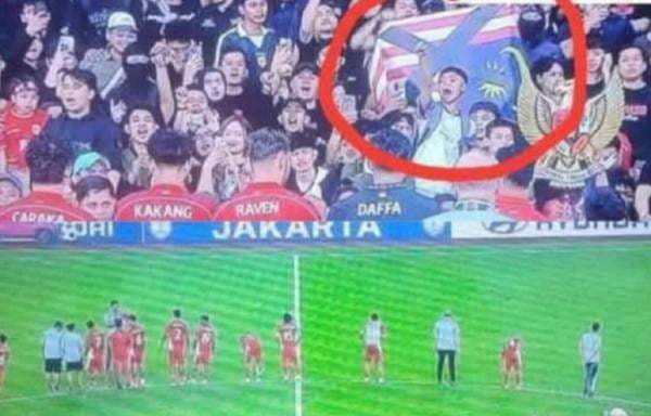 Suporter Timnas Indonesia U-23 Coret dan Balik Bendera Malaysia, Presiden FAM: Kami Lapor AFF dan AFC! Suporter Timnas Indonesia U-23 Coret dan Balik Bendera Malaysia, Presiden FAM: Kami Lapor AFF dan AFC!