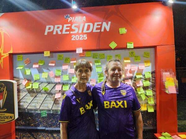 Pendukung Oxford United Kaget dengan Gilanya Atmosfer Sepakbola Indonesia Pendukung Oxford United Kaget dengan Gilanya Atmosfer Sepakbola Indonesia