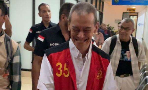 Fariz RM Semringah Istri Datang ke Persidangan Fariz RM Semringah Istri Datang ke Persidangan