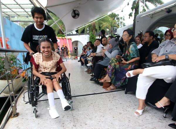 Keren! 34 Model Disabilitas Melenggang di Ajang <i>Fashion Show</i> Bertajuk Harmoni Inklusif Keren! 34 Model Disabilitas Melenggang di Ajang <i>Fashion Show</i> Bertajuk Harmoni Inklusif