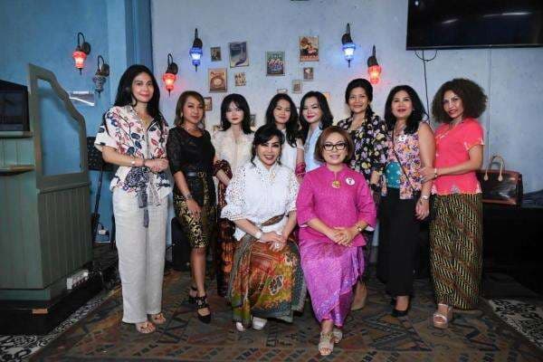 Fashion Show Lintas Generasi: Menyatukan Tradisi dan Kreativitas Perempuan Indonesia Fashion Show Lintas Generasi: Menyatukan Tradisi dan Kreativitas Perempuan Indonesia