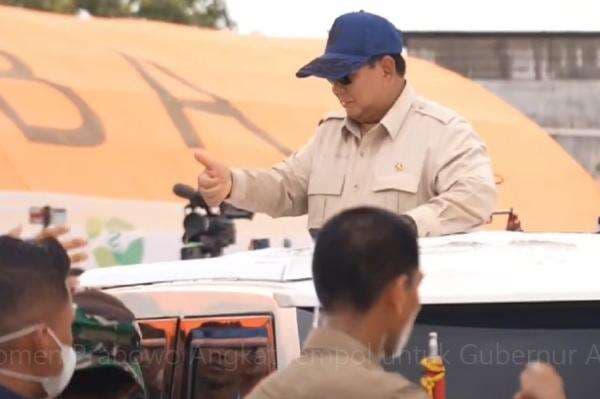Momen Prabowo Angkat Jempol untuk Gubernur Aceh Mualem di Tamiang Momen Prabowo Angkat Jempol untuk Gubernur Aceh Mualem di Tamiang
