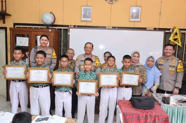 6 Siswa SD di Cipayung Serahkan Temuan HP ke Polisi, Kapolda Metro: Kalian Pahlawan 6 Siswa SD di Cipayung Serahkan Temuan HP ke Polisi, Kapolda Metro: Kalian Pahlawan